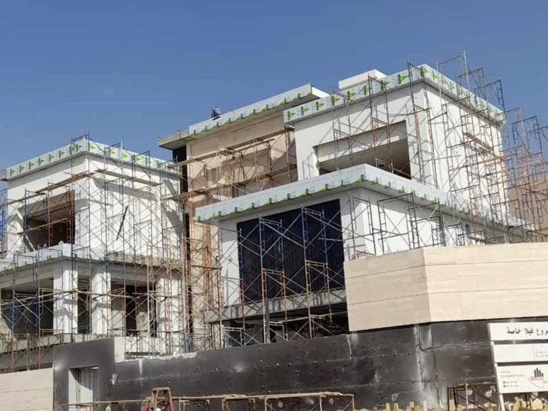 فيلا خاصة قيد التنفيذ بكرانيش من ألواح الكلادينج وسقالات حول الواجهات